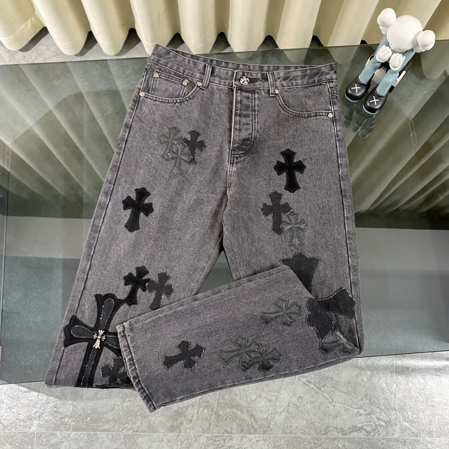 P310 CH Chromehearts black cross-stitched leather black and gray heavy-duty cow king jeans. The cabinet price is 34W level. The patchwork cross pattern is embellished and the jeans are washed! ! An absolutely high-end luxury product, a 1.9W-level god-level single product, a super popular product, made by top heavy industry, a magic weapon that cannot be missed! [About Zangyin] This is an extremely luxurious fashion brand that can also be called the aristocracy of the high street. It has always been an exclusive brand for some hipsters or rich second generations. Compared with ordinary high streets, it is more luxurious and noble. Compared with luxury brands, it is more fashionable and individual. It has always been a brand that I have a special liking for. [Top heavy industry fashion design] Consistently high-street luxury style. Speaking of this style, the Zangyin family and GU family are definitely the leading representative brands. Especially the Zangyin family has really achieved a state-of-the-art effect in creating high-street style. The unique washed material is used to create this style. The color system is already quite eye-catching. After it is decorated with patchwork cross flowers, it cleverly highlights the charm of the brand. Secondly, this style uses classic The high-waist cutting design highlights the long legs and fashionable temperament of the upper body. The brand is highly recognizable and the slim fit configuration is more suitable for daily wear. It is a product that interprets personality, fashion, and specifications at a glance. This single product is enough to make any fan excited. It can be a white T-shirt for a youthful college style, or a tight suspender for a royal style. It has strong matching ability and can be easily controlled by men.  [Materials and craftsmanship] Needless to say, this point goes without saying. As an excellent craftsman brand, Zangyin’s requirements for details and craftsmanship are really perfect. The washed color of this model has gone through so many processes, not to mention the embellishment of denim appliques. It is also purely hand-made and sewn. Just like what they believe in, only hand-made things have soul and have the meaning of wear. A top-notch heavy-duty fashionable denim item, I look forward to your perfect interpretation! !  Color: black gray Size: 28-36